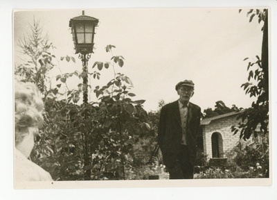 Friedebert Tuglas laterna kõrval Aleksander Kabrali aias  duplicate photo