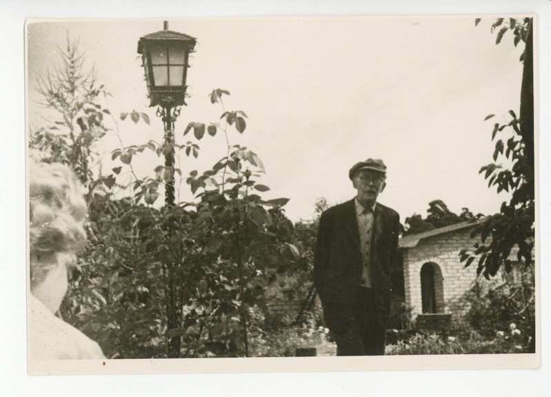 Friedebert Tuglas laterna kõrval Aleksander Kabrali aias