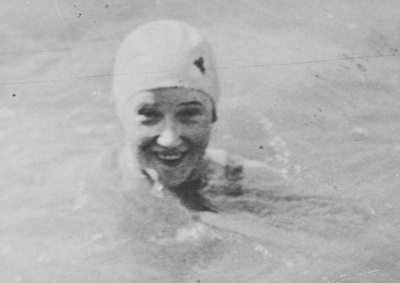 Elo Tuglas ujumas  duplicate photo