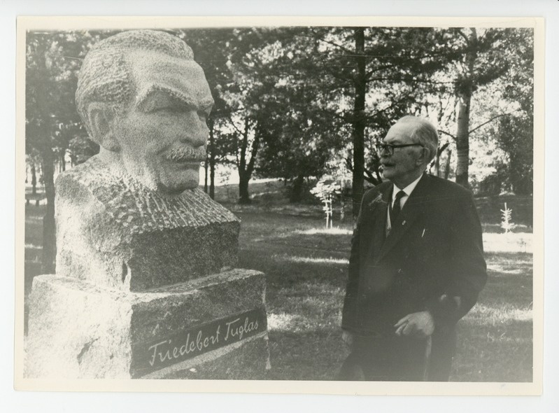 Friedebert Tuglas oma monumendi kõrval Udernas, 14.09.1967