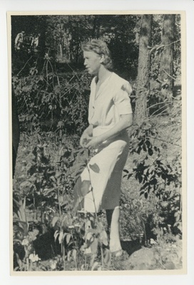 Elo Tuglas aias, 1947  duplicate photo