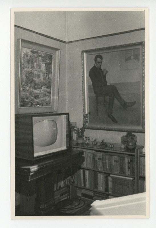 Nurgake külalistetoast televiisori ja Konrad Mäe portreega