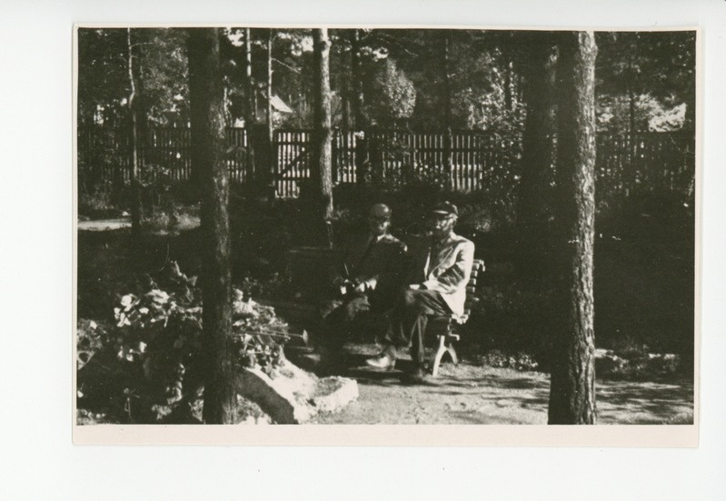 Friedebert Tuglas külalistega aias, 1960