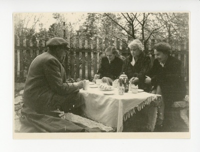 Friedebert Tuglas, Elo Tuglas, Linda Vilmre aias kohvi joomas, 1959  similar photo