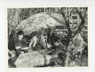 Tuglased külalistega aias päikesevarju all  duplicate photo