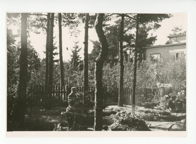 Paul Horma filmikaameraga aias  duplicate photo