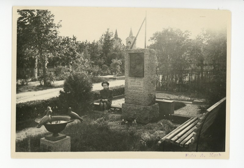 Rahumäe surnuaial perekond Jaigi kalmul, 09.1948