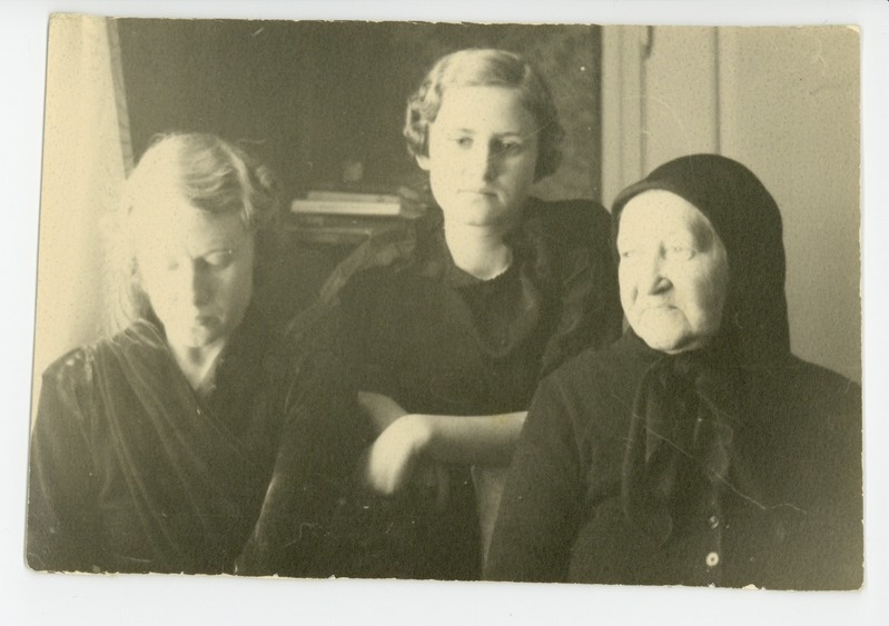 Selma Kurvits, Tiiu Oinas, Elo ema Marie Oinas