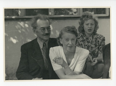 Friedebert Tuglas, Elo Tuglas, Elo Kurvits aias istumas, 1947-1948  duplicate photo