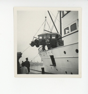 Lahkumine Tallinnast "Ariadnega", auto vinnatakse laevale  similar photo