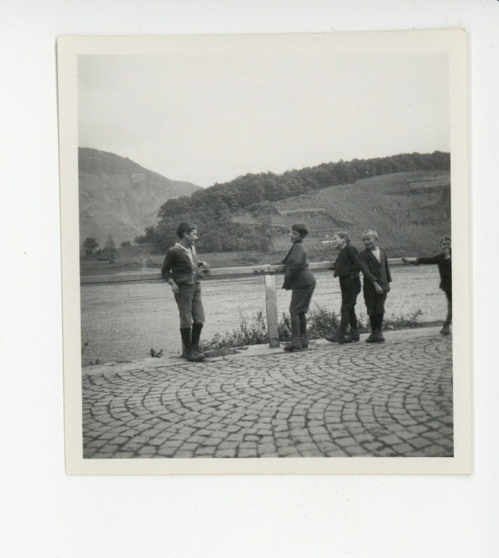 Lapsed maastiku taustal