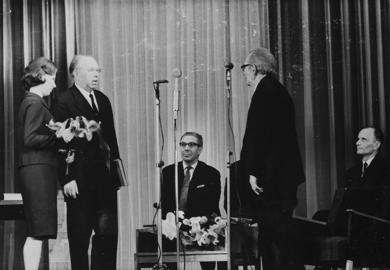 Friedebert Tuglast õnnitleb Eduard Päll