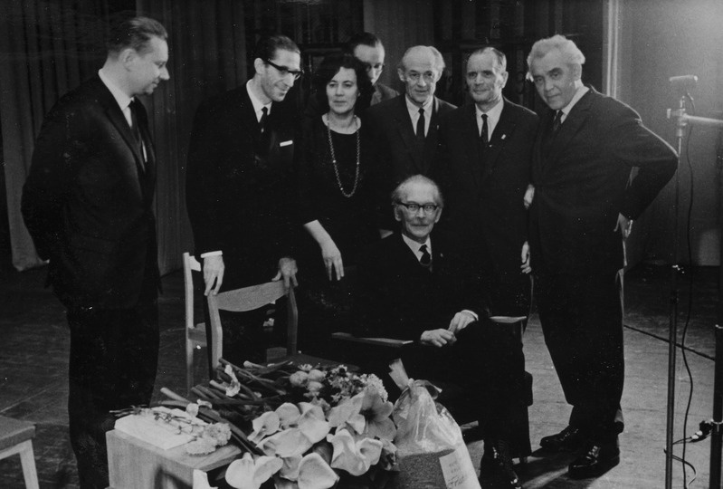 Tuglas sõprade keskel