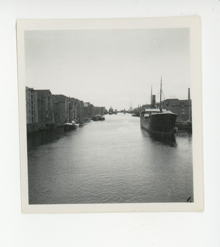 Vaade majadega ääristatud kanalile või jõele laevadega