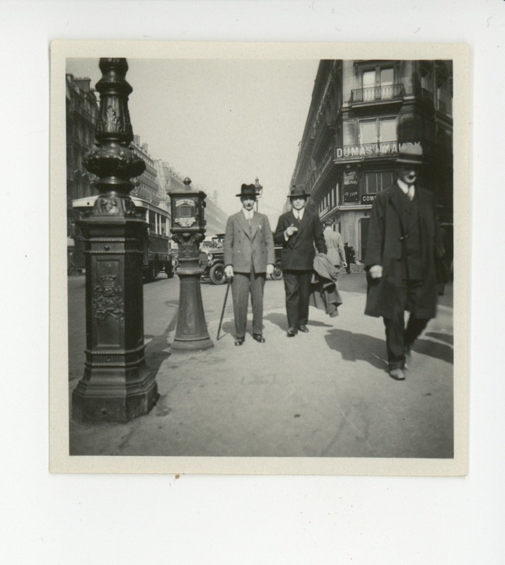 Karl Ast ja Friedebert Tuglas linnatänaval, 1931