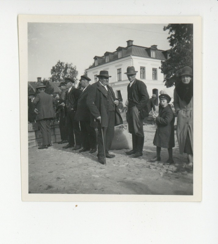 Üksikisikute grupp linnas, 1931