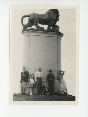 Friedebert Tuglas, Elo Tuglas ja Elo Kurvits Karl XII ausamba juures, 07.1937  similar photo