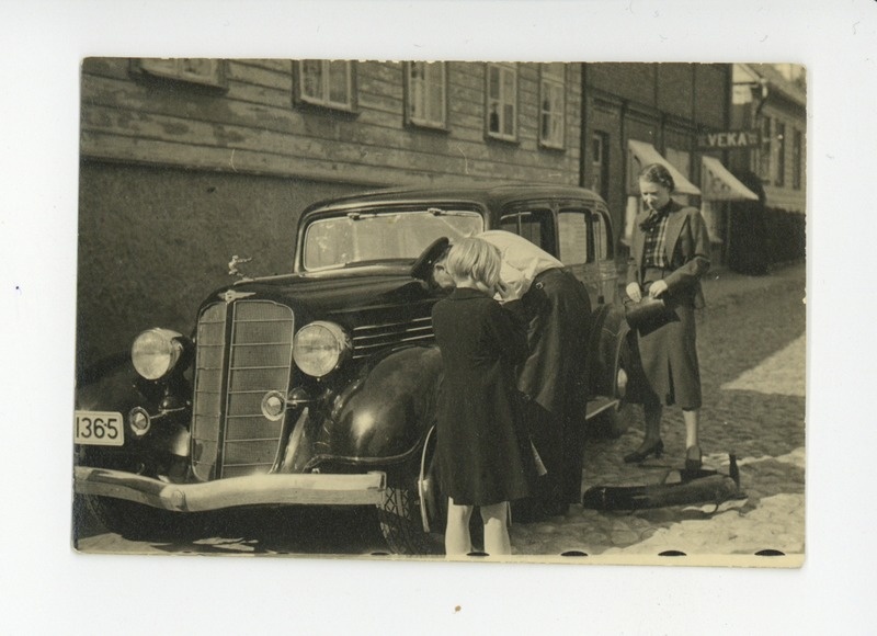 Sõiduauto remondi juures Elo Tuglas, Elo Kurvits
