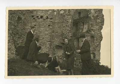 Friedebert Tuglas, Selma Kurvits, Elo Kurvits ja Elo Tuglas Vastseliina varemete taustal, 06.1938  duplicate photo