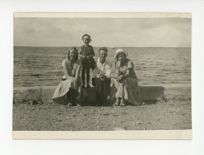 Haapsalu rannas, 1932  duplicate photo