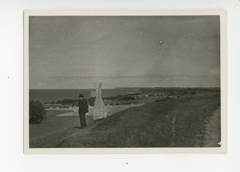 Friedebert Tuglas Kõrkküla kiviristi juures, sügis 1936