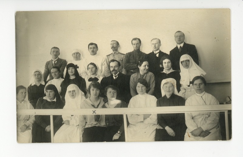 Elo Tuglas punaristlaste keskel, 1917