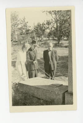 Elo Tuglas, Friedebert Tuglas ja Johannes Semper Jaan Oksa haual  duplicate photo