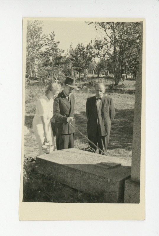 Elo Tuglas, Friedebert Tuglas ja Johannes Semper Jaan Oksa haual