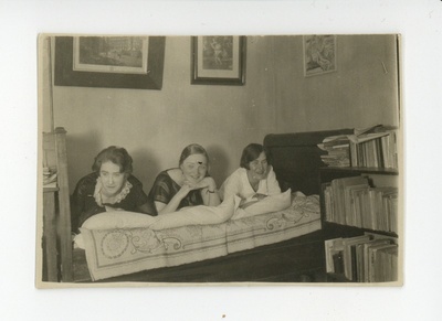 Elo Tuglas, Elsbet Markus-Parek, Virve Huik-Kukke voodil poseerimas, 04.1927  duplicate photo