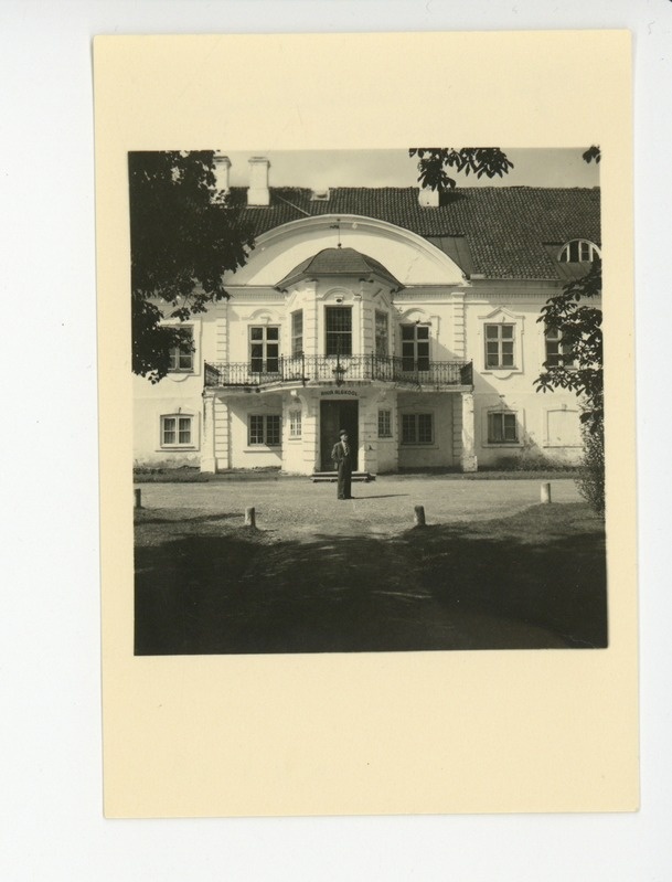 Friedebert Tuglas Ahja mõisa härrastemaja ees, 07.1938