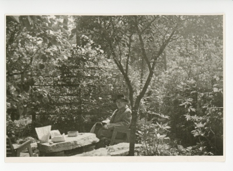 Friedebert Tuglas aialaua taga pingil istumas
