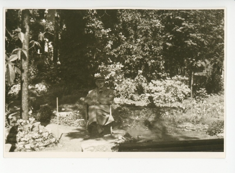 Friedebert Tuglas pingil lõkke ääres istumas