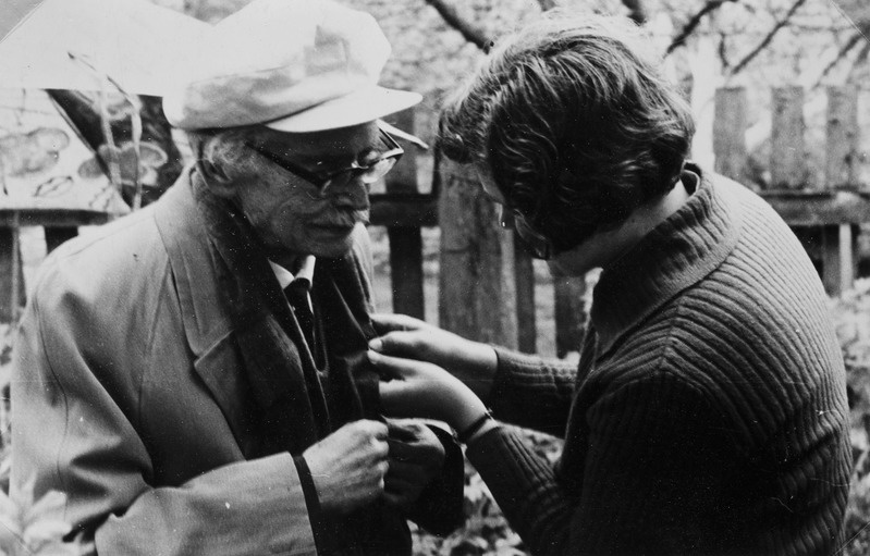 Friedebert Tuglasele kinnitatakse rinda märk