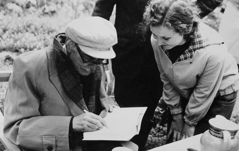 Friedebert Tuglas pühendust kirjutamas