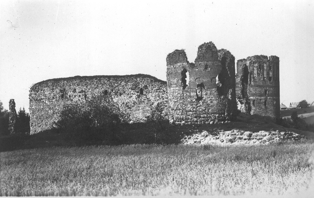 Photo postcard. Vasseliina. View of the ruins of Vastseliina Castle in the southeast.