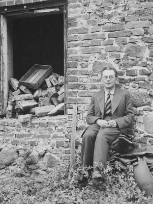 Ahja vana õllekoja seina ääres, juuli 1930  duplicate photo