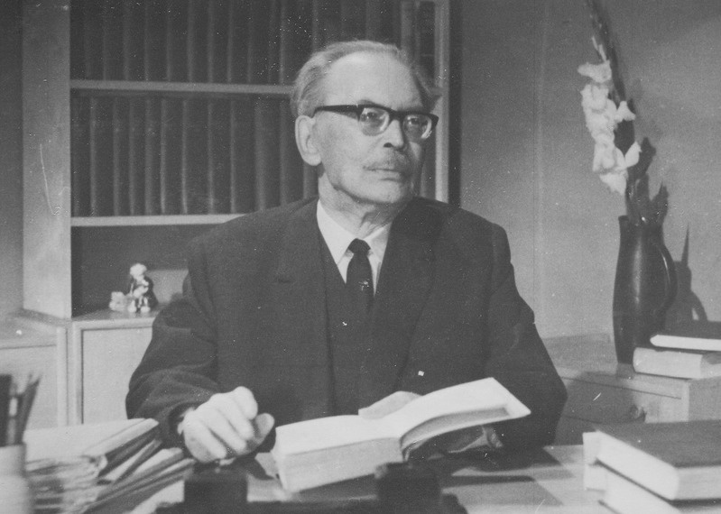 Friedebert Tuglas kirjutuslaua taga