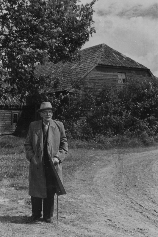 Friedebert Tuglas Võnnu külakooli ees