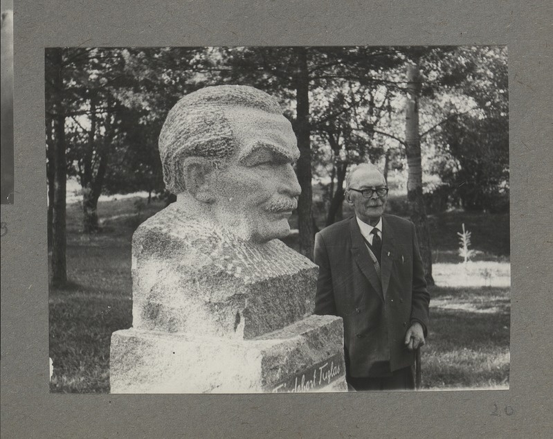 Friedebert Tuglas Udernas oma monumendi kõrval