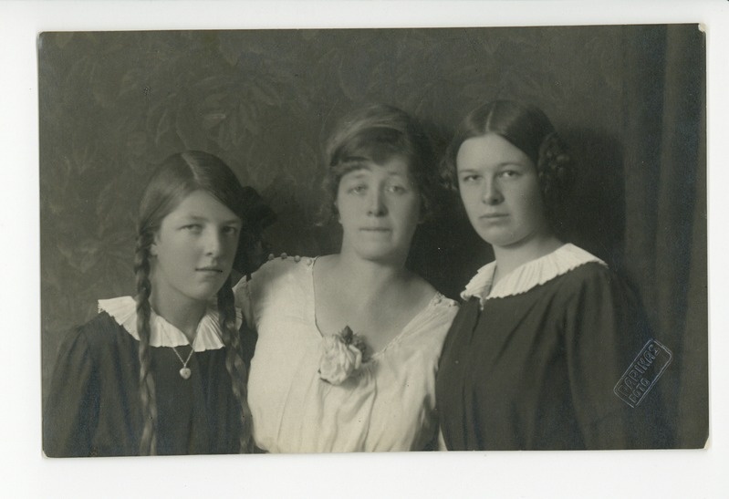 Marie Under tütardega