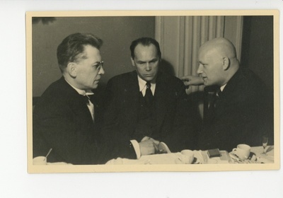 Friedebert Tuglas, Henrik Visnapuu ja August Gailit Sinimandrias 02.03.1936  duplicate photo