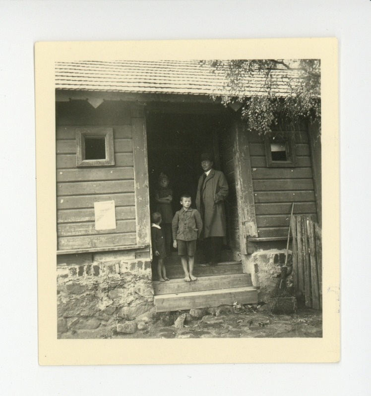 Friedebert Tuglas Maaritsa endise koolimaja trepil