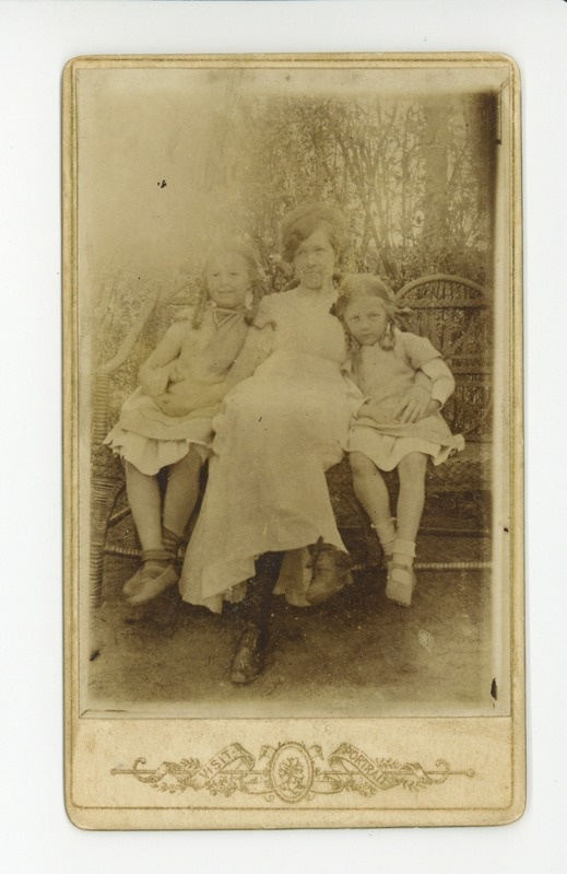 Marie Under tütardega