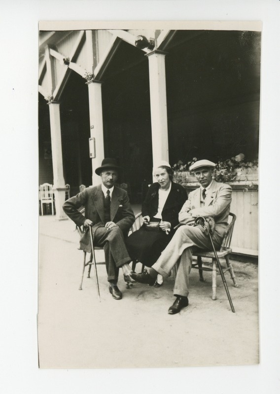 Karl Ast, Elo Tuglas ja (?) Kuressaares