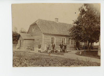 Inimesed puuhoone ees  duplicate photo