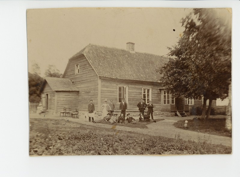 Inimesed puuhoone ees