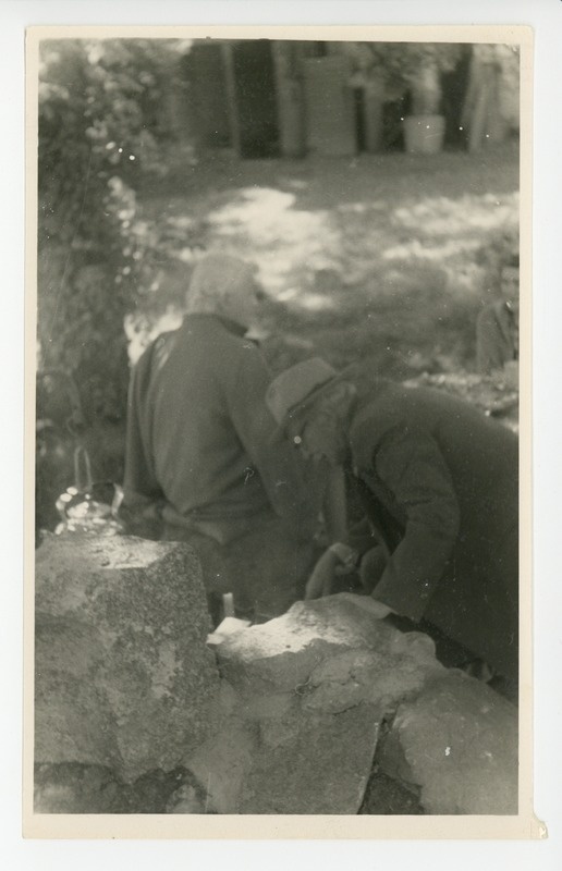 Friedebert Tuglas ja Elo Tuglas aias istumas