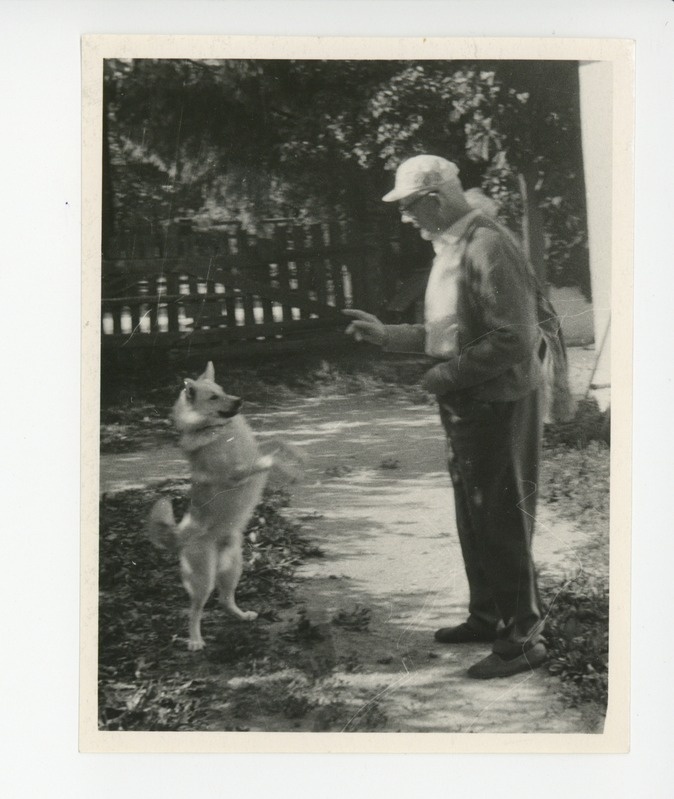 Hans Kruus sitsiva koeraga, august 1969