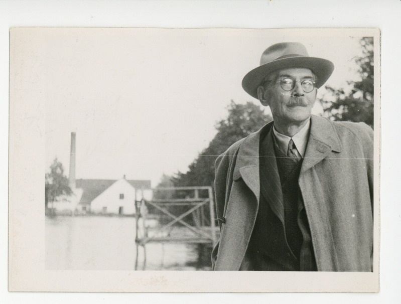 Friedebert Tuglas Ahja saks-sillal