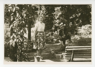 Elo Eesorg ja Friedebert Tuglas aias  duplicate photo